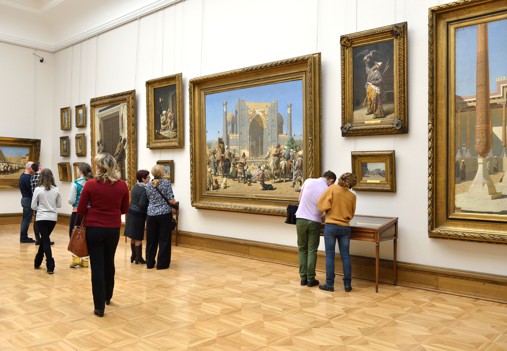 mirar obras de arte en museos